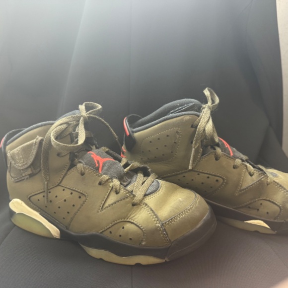 Travis Scott Jordan Sneakers - Picture 2 of 3